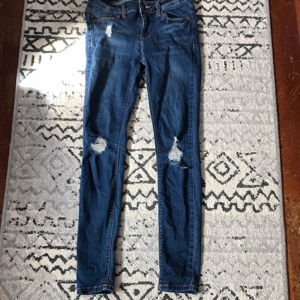 Slightly ripped skinny jeans, comes washed, no free shipping,